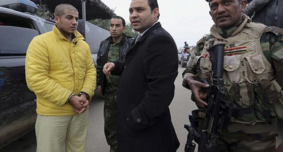 بالصور..هكذا واجه الارهابي الداعشي اسرة احدى ضحاياه صورة رقم 4