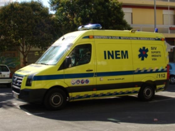 سيارة اسعاف تتوقف لانعاش سيدة والشرطة تحرر لسائقها مخالفة سير صورة رقم 1