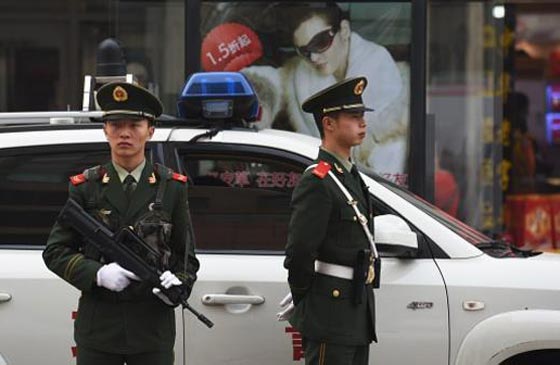 غضب من قرار المحكمة فدهس حشدا من المارة بالشارع صورة رقم 1