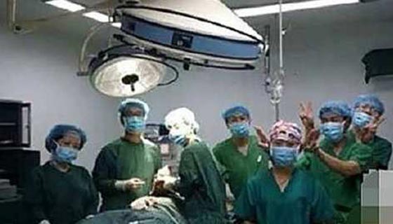  عزل 3 جراحين في طاقم طبي بسبب صورة سيلفي اثناء عملية جراحية صورة رقم 1