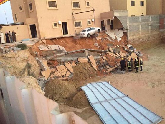 بالصور.. رجل يتسبب بانهيار جدار منزله اثناء اعمال حفريات صورة رقم 1