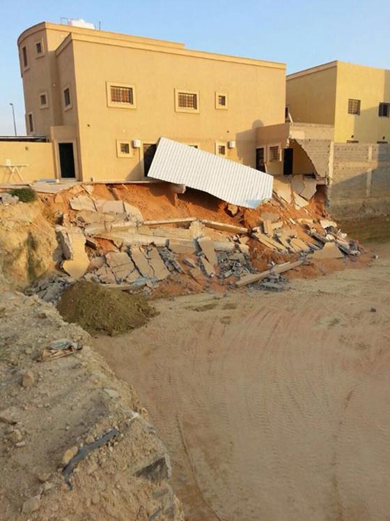 بالصور.. رجل يتسبب بانهيار جدار منزله اثناء اعمال حفريات صورة رقم 2