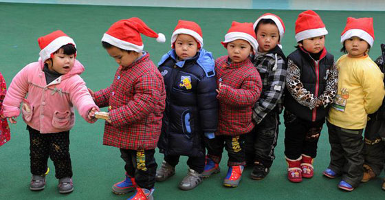 صور اطفال يحلمون بالهدايا وينتظرون (بابا نويل) صورة رقم 6