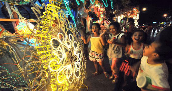 صور اطفال يحلمون بالهدايا وينتظرون (بابا نويل) صورة رقم 2