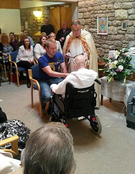 بالصور.. سرطان اللسان يقتل شابة بريطانية بعد 12 ساعة من زواجها صورة رقم 4