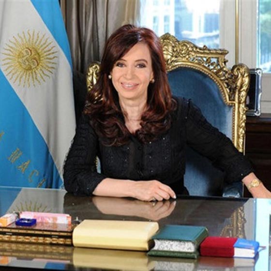 مكرمة.. الرئيسة الارجنتينية تسمح للكلاب الصغيرة بالسفر على الطائرات صورة رقم 3