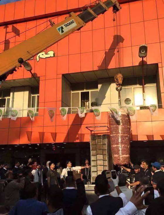 بمناسبة المولد النبوي.. أكبر سيخ شاورما في العراق يدخل غينيس صورة رقم 1 بمناسبة المولد النبوي.. أكبر سيخ شاورما في العراق يدخل غينيس صورة رقم 1