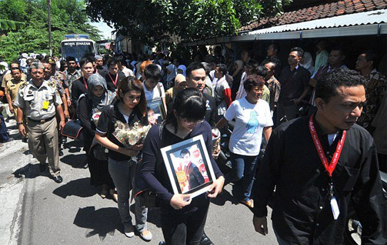 سيلفي والموت أمامي.. آخر صورة لركاب الماليزية قبل تحطمها  صورة رقم 7