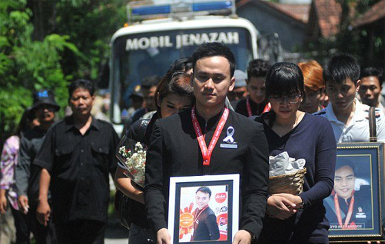 سيلفي والموت أمامي.. آخر صورة لركاب الماليزية قبل تحطمها  صورة رقم 6