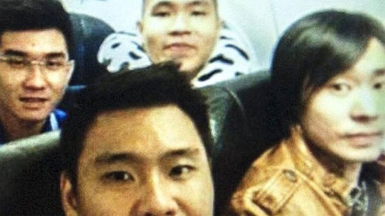 سيلفي والموت أمامي.. آخر صورة لركاب الماليزية قبل تحطمها  صورة رقم 2