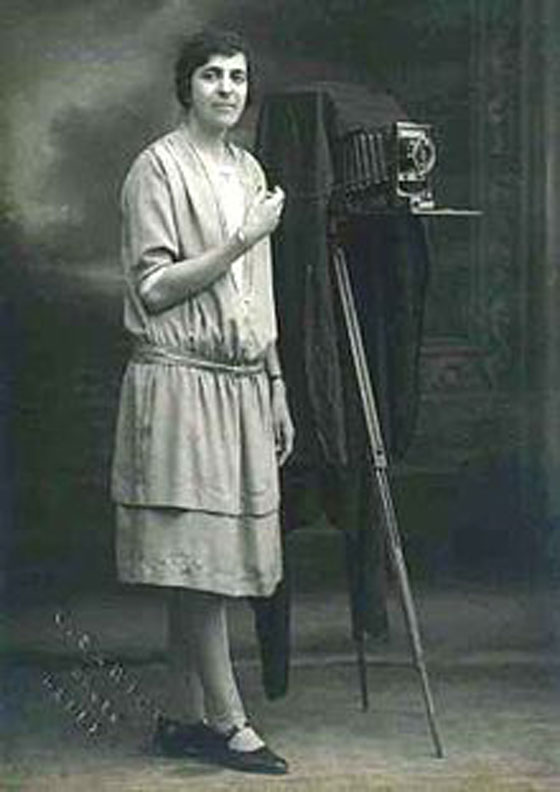 اول مصوّرة عربية تتحدى الرجال عام 1919 وتقف وراء الكاميرا صورة رقم 9