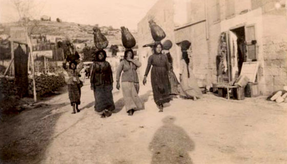 اول مصوّرة عربية تتحدى الرجال عام 1919 وتقف وراء الكاميرا صورة رقم 5