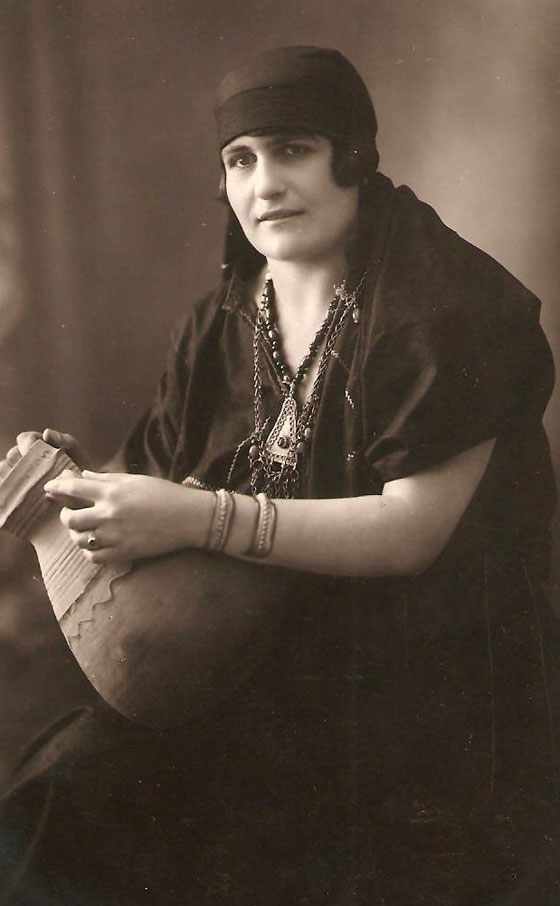 اول مصوّرة عربية تتحدى الرجال عام 1919 وتقف وراء الكاميرا صورة رقم 8