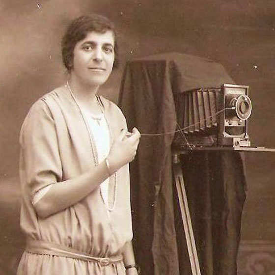 اول مصوّرة عربية تتحدى الرجال عام 1919 وتقف وراء الكاميرا صورة رقم 1