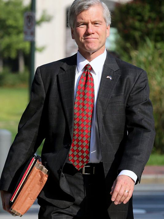 الرشاوى تدخل حاكم ولاية فرجينيا السجن.. مدة عامين صورة رقم 2 الرشاوى تدخل حاكم ولاية فرجينيا السجن.. مدة عامين صورة رقم 2