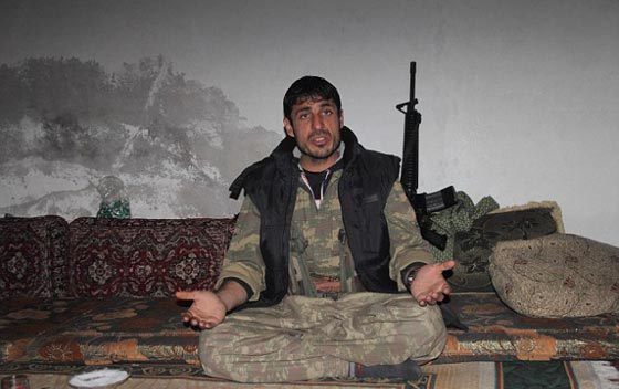 بالصور.. الكوكايين يحل ضيفا مرحبا به على قائد داعشي في كوباني صورة رقم 2