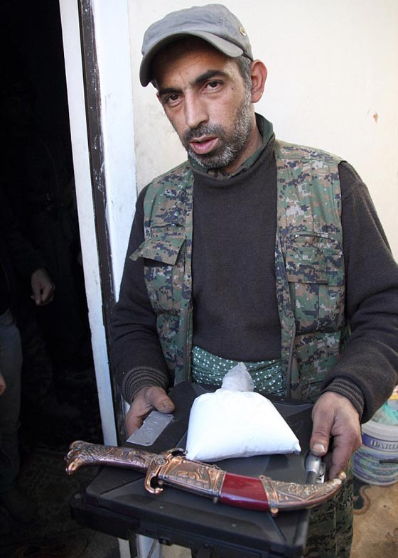 بالصور.. الكوكايين يحل ضيفا مرحبا به على قائد داعشي في كوباني صورة رقم 3