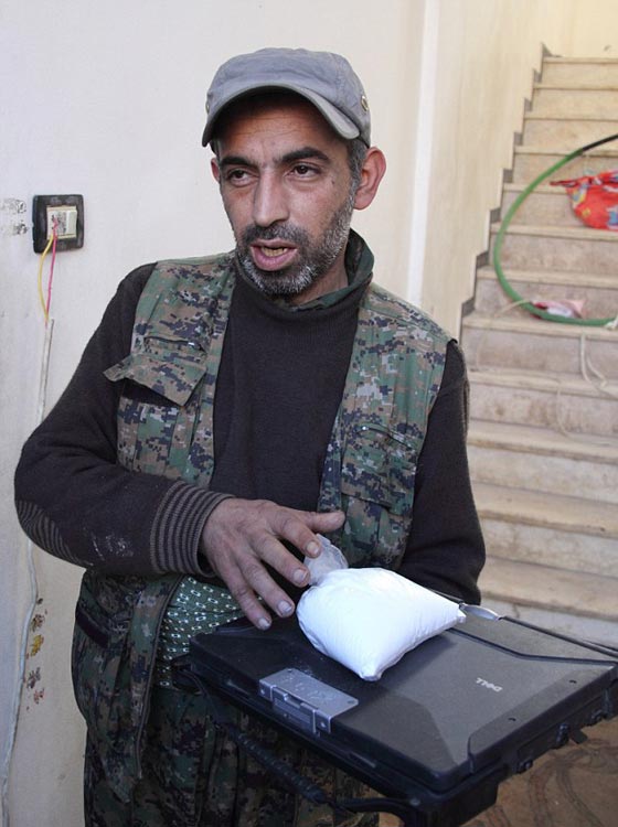 بالصور.. الكوكايين يحل ضيفا مرحبا به على قائد داعشي في كوباني صورة رقم 6