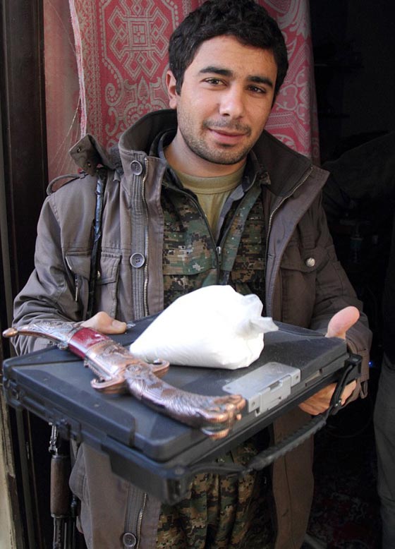 بالصور.. الكوكايين يحل ضيفا مرحبا به على قائد داعشي في كوباني صورة رقم 4