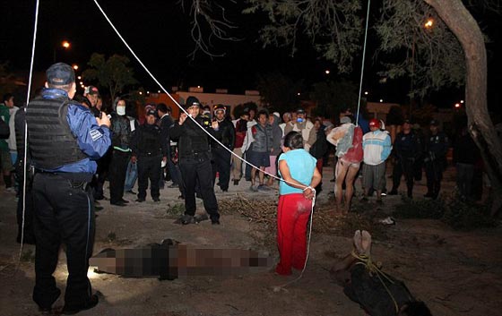 الشارع المكسيكي يرجم اربعة لصوص حتى الموت صورة رقم 1