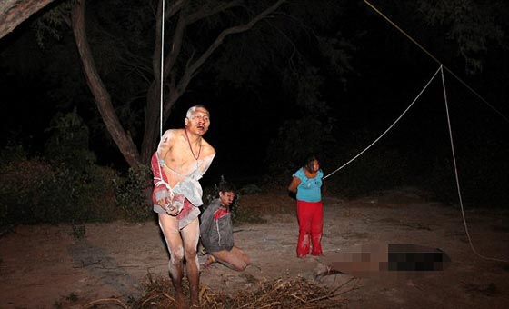 الشارع المكسيكي يرجم اربعة لصوص حتى الموت صورة رقم 2