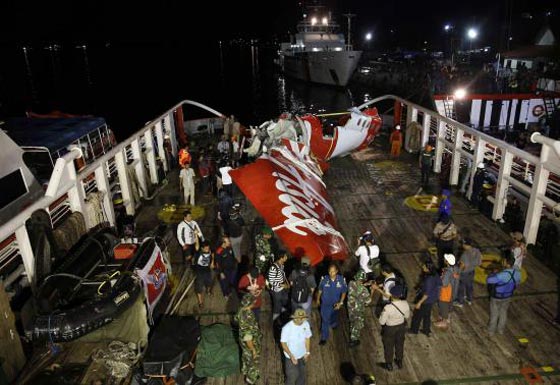 انتشال واحد من الصندوقين الأسودين للطائرة الماليزية المنكوبة صورة رقم 5