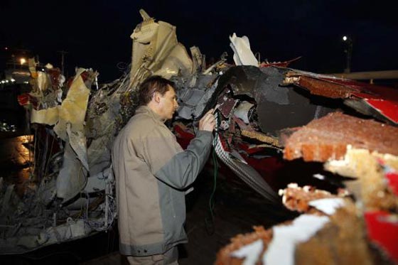 انتشال واحد من الصندوقين الأسودين للطائرة الماليزية المنكوبة صورة رقم 6