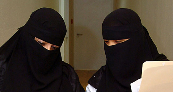 أغرب قوانين عالمية ظلمت المرأة وسلبتها حريتها وحقوقها صورة رقم 3