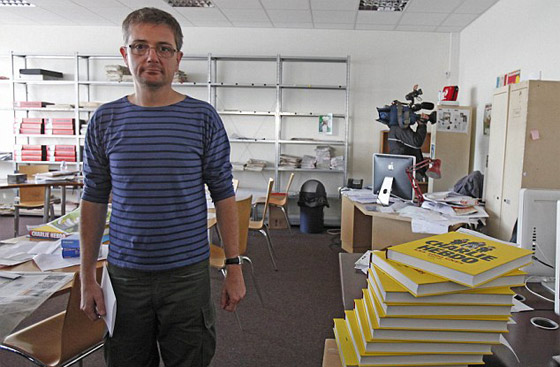  شارلي ايبدو تسيء للرسول مجددا وانتحار المحقق في الهجوم عليها صورة رقم 4