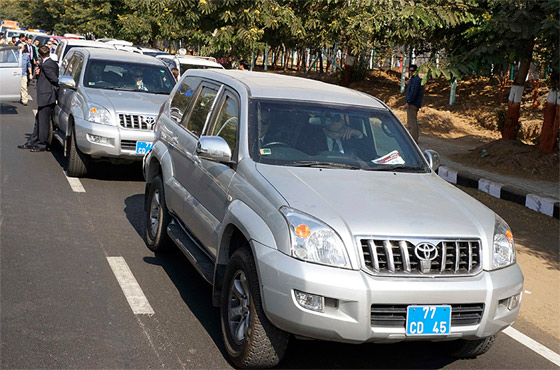 بالصور.. جون كيري يتعرض لحادث سير في الهند  صورة رقم 3