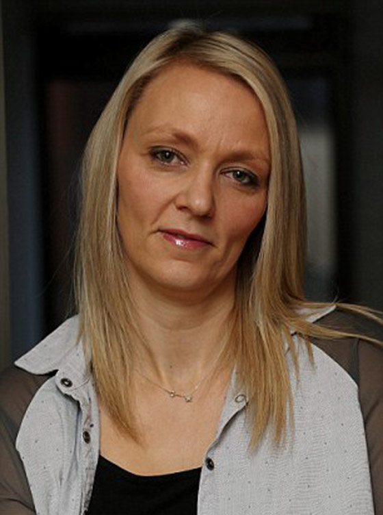 امرأة تقضم اذن أخرى في شجار داخل حانة بسبب كأس بيرة صورة رقم 2