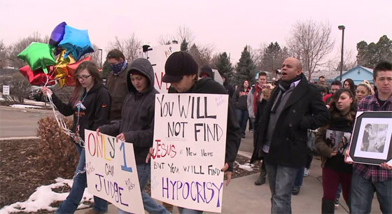 التعامل مع جنازة فتاة مثلية يثير موجة احتجاجات قبالة كنيسة في كولرادو صورة رقم 3