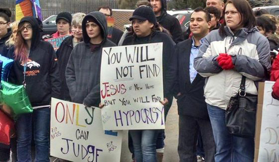 التعامل مع جنازة فتاة مثلية يثير موجة احتجاجات قبالة كنيسة في كولرادو صورة رقم 4