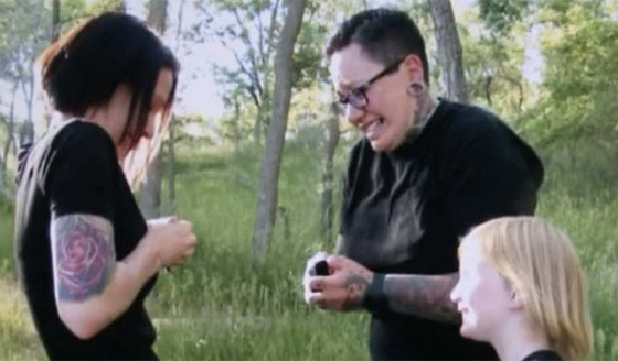 التعامل مع جنازة فتاة مثلية يثير موجة احتجاجات قبالة كنيسة في كولرادو صورة رقم 5