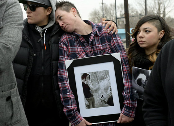 التعامل مع جنازة فتاة مثلية يثير موجة احتجاجات قبالة كنيسة في كولرادو صورة رقم 2