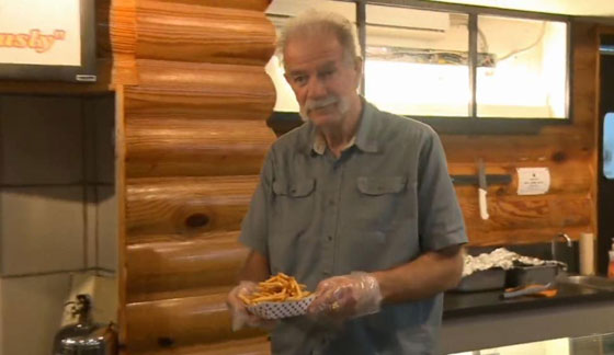 تيري جونز يتحول من قسيس يحرق القرآن الى بائع بطاطا صورة رقم 2