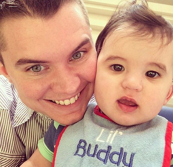  صور اسرة محولة نوعها: الاب قام بالحمل وانجاب طفلين! صورة رقم 4