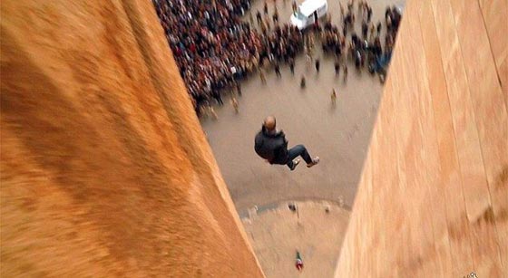 الدواعش يعدمون شخصين بالقائهما من اعلى عمارة.. والتهمة المثلية النوعية صورة رقم 2