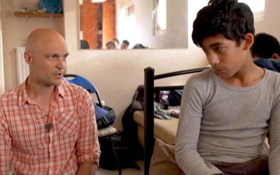  فريق تلفزيوني يقوم بتهريب طفل سوري الى السويد ويثير الغضب صورة رقم 1