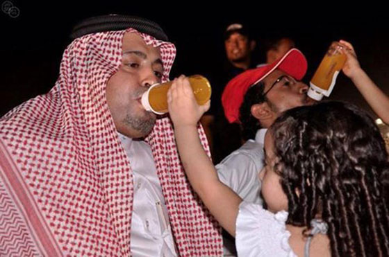 رجلان يرضعان من رضاعة الأطفال في مهرجان يثيران الاستياء صورة رقم 1