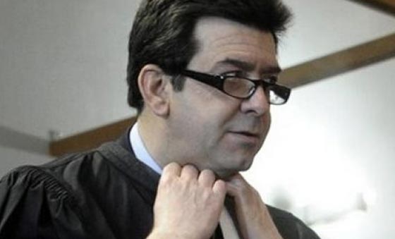 محام شهير يخلع ملابسه احتجاجا على تحجب طالبته!! صورة رقم 3