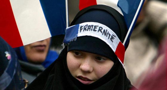 محام شهير يخلع ملابسه احتجاجا على تحجب طالبته!! صورة رقم 4