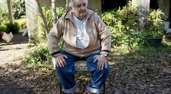 مفاجأة مدهشة.. مواطن يكتشف ان من اوصله في سياراته هو رئيس بلاده!! صورة رقم 3