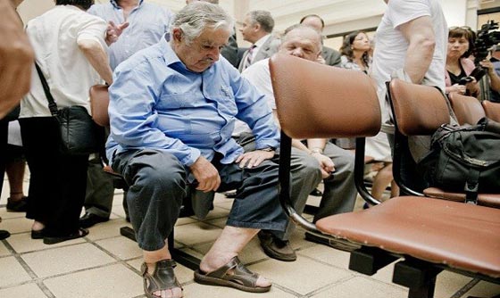 مفاجأة مدهشة.. مواطن يكتشف ان من اوصله في سياراته هو رئيس بلاده!! صورة رقم 13