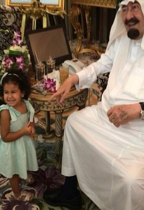 بالصور.. الملك عبدالله يودع أحفاده بصور سيلفي مميزة قبل رحيله صورة رقم 3