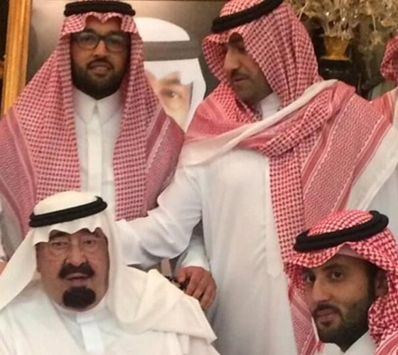 بالصور.. الملك عبدالله يودع أحفاده بصور سيلفي مميزة قبل رحيله صورة رقم 4