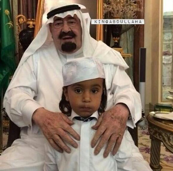 بالصور.. الملك عبدالله يودع أحفاده بصور سيلفي مميزة قبل رحيله صورة رقم 1