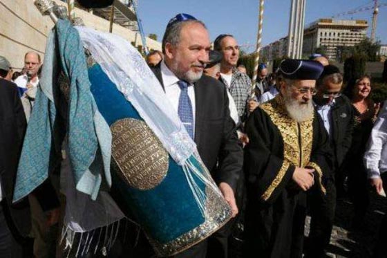  العراق غاضب واسرائيل تحتفل بتسريب نسخة التوراة العراقية اليها صورة رقم 5