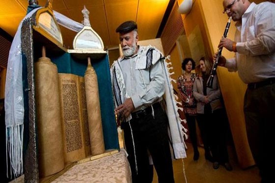  العراق غاضب واسرائيل تحتفل بتسريب نسخة التوراة العراقية اليها صورة رقم 1