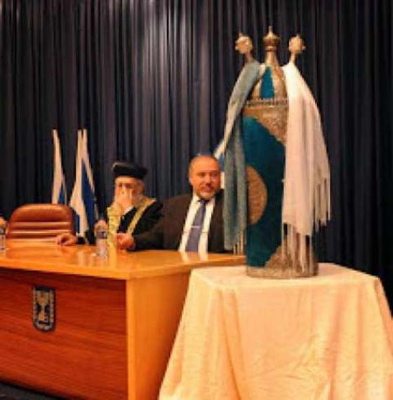  العراق غاضب واسرائيل تحتفل بتسريب نسخة التوراة العراقية اليها صورة رقم 10